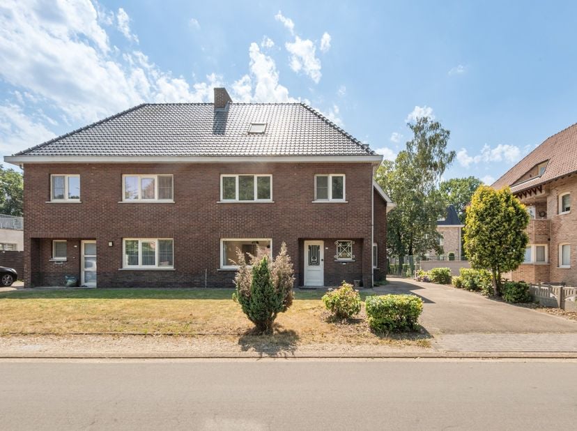 Welkom op de Bretheistraat 108 in Genk.<br />
<br />
Bent u op zoek naar een half open bebouwing op een gunstige en gegeerde locatie in Genk (Bret)?<b
