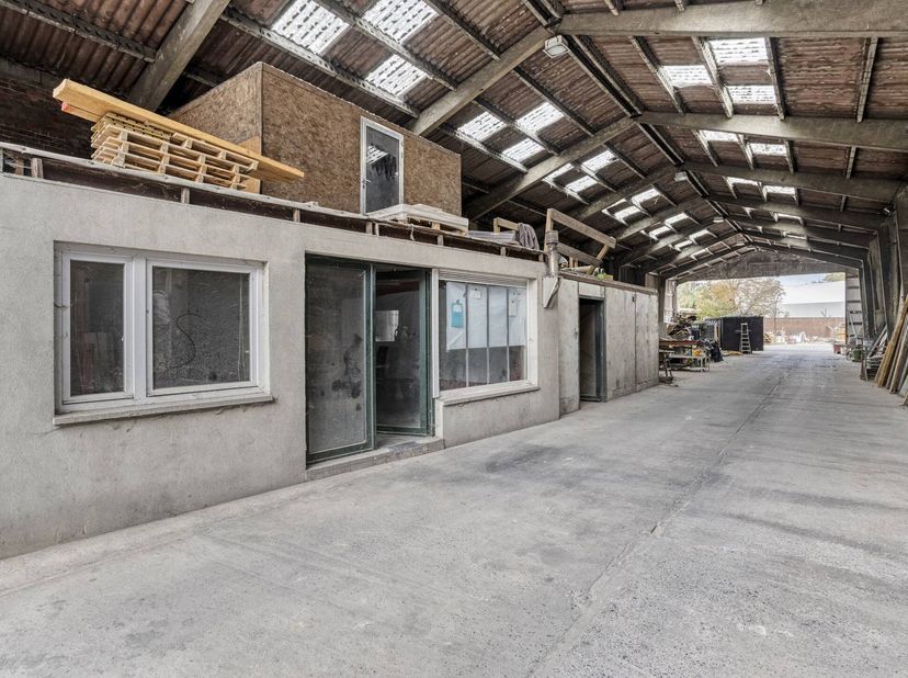 Deze locatie is geschikt voor opslag. De site is goed toegankelijk en vlot bereikbaar gelegen langs de Kaaistraat te Roeselare. Er is een goede verbin