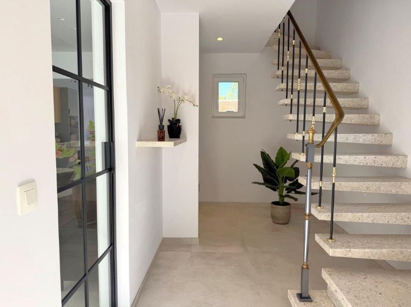 Volledig gerenoveerde halfopen woning, rustig gelegen en instapklaar. Bij het betreden komt u in de inkomhal met gastentoilet, die leidt naar een ruim