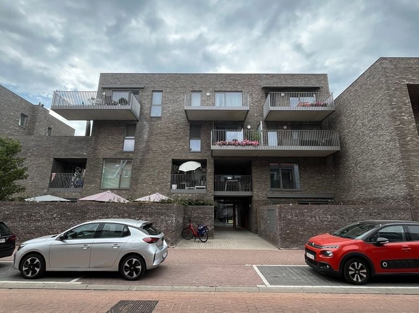 Gemeubeld 1 slaapkamer appartement te huur in een rustige buurt. Het appartement is gelegen in een recent gebouw met een prachtige binnentuin. Lichtri