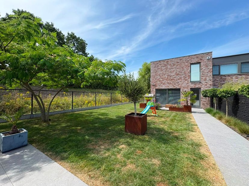 Volledig instapklare woning met 3 slaapkamers, tuin met terras net buiten de grote ring in Hasselt.Voor meer informatie, ga naar: https://www.era.be/n