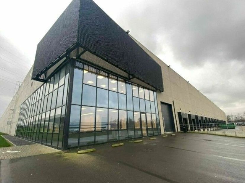 Magazijn te huuraan de Avenue du Parc Industriel in de industriezone van Milmort. De unit maakt deel uit van een multi-tenant site. <br />
<br />
  Ho
