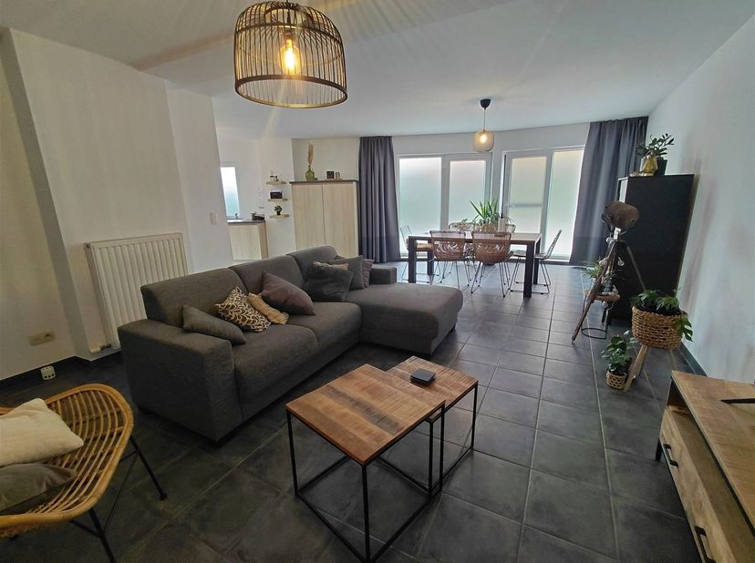 Vraag uw bezoek aan via info@optimusvastgoed.be!<br />
TE HUUR: Appartement met 1 slaapkamer en dressing!<br />
Dit verzorgd appartement met 1 slaap
