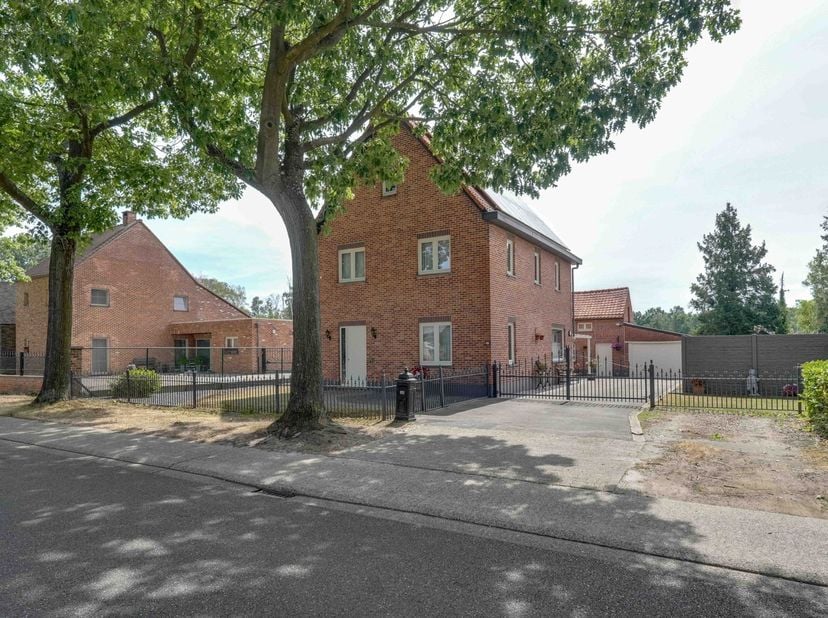 Open bebouwing – 170m² woonoppervlakte – 3 slpk &amp;nbsp;- perceel 11Are&amp;nbsp; 17ca – EPC C<br />
<br />
Achter de &amp;nbsp;gevel van deze &amp;nbsp;open bebouw