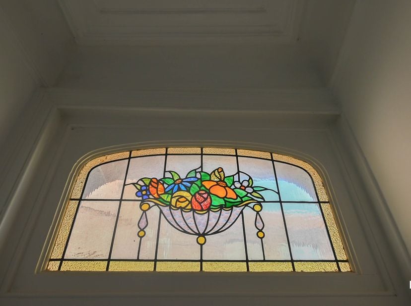 Deze karaktervolle halfopen woning uit de Belle Époque is gelegen op een perceel van 120 m² en beschikt over een aangename bewoonbare oppervlakte van