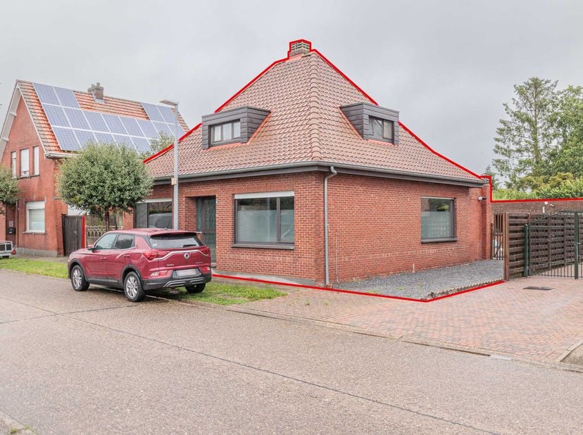 CENTRAAL GELEGEN WONING - <br />
<br />
Met ruime tuin en garage. <br />
Indeling: <br />
- gelijkvloers: inkomhall, slaapkamer, leefruimte - woonkame