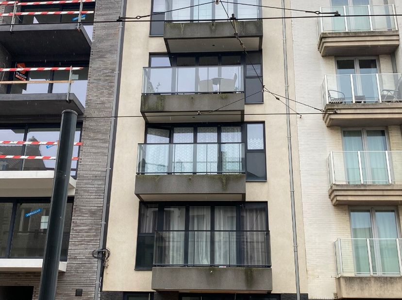 La Panne - Commerce en centre-ville La superficie totale du local commercial est de 155m² et se compose de deux parties : un espace commercial au rez-