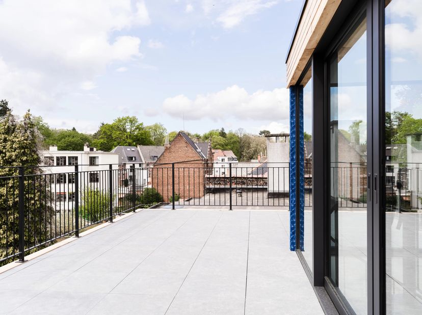 Gelegen vlakbij het Zoniënwoud en de ISB, ontdek dit penthouse van 202m2 (volgens PEB) volledig gerenoveerd in 2023, met 4 kamers en een panoramisch t