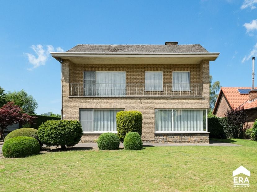 Deze goed onderhouden woning biedt heel wat potentieel voor wie op zoek is naar een gezinswoning die je volledig naar eigen smaak kan opfrissen. Dankz