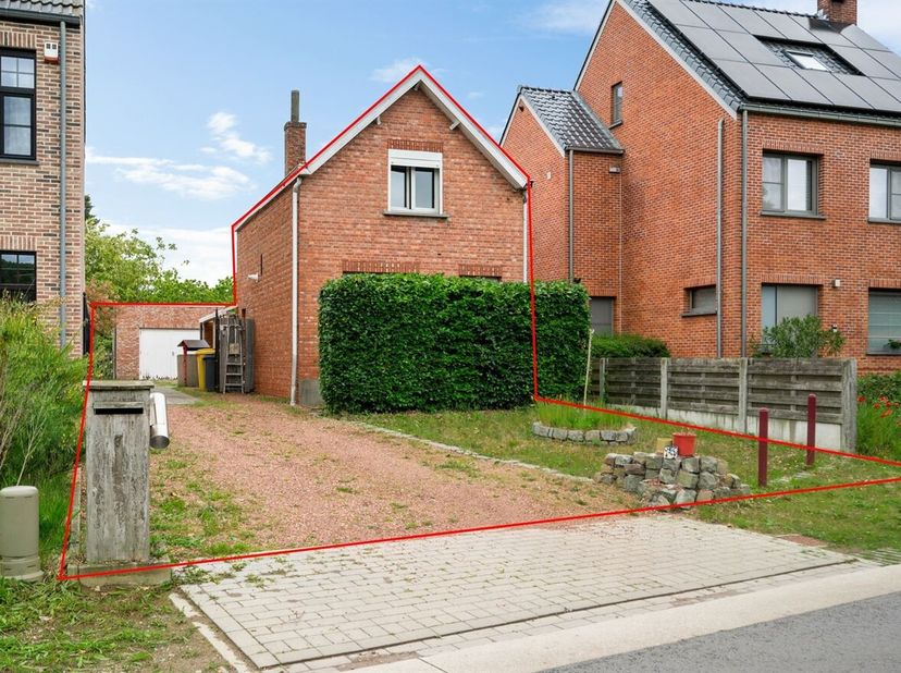Woning met tuin en garage op 6a66ca<br />
 De woning dateert uit 1949 en dient gemoderniseerd te worden om aan de hedendaagse normen te voldoen.<br />