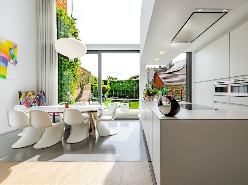 Architecturale parel in het groene Heusden!<br />
Deze woning is gelegen op een toplocatie: in een residentiële buurt, en toch vlot bereikbaar! Zeldza