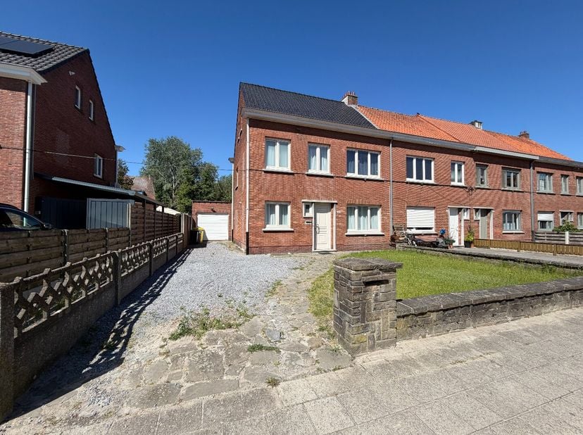 Gezellige woning met 5 slaapkamers, gelegen te Geel, Dokter Van De Perrestraat.<br />
Alle nodige faciliteiten (openbaar vervoer, winkels, scholen...)