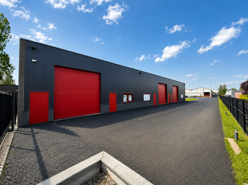 Situé à Espierres-Helchin, cet entrepôt bénéficie d’un emplacement stratégique avec un accès rapide aux principaux axes routiers reliant Mouscron, Cou