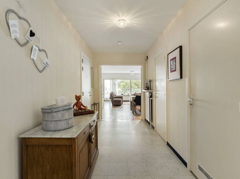 Bezoekmoment op 28/08 &amp; 29/08!<br />
<br />
Het appartement (115 m²) bevindt zich op de eerste verdieping. Brugge-centrum, het station en diverse hand