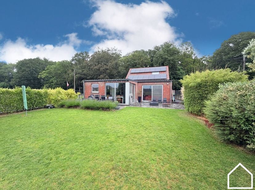 Op zoek naar een lichtrijke woning met ruimte, comfort en een groene omgeving? Deze aangename woning op een perceel van 407m² is prachtig gelegen rech