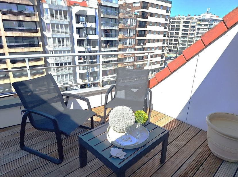 Op een uitstekende locatie in Knokke-Heist, op wandelafstand van zowel de zee als diverse winkels, bevindt zich dit prachtig gemeubeld dakappartement