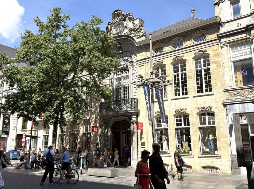 925m² kantoren op 2e verdieping in prachtig herenhuis in rococo-stijl <br />
Ligging: in het commercieel hart van Antwerpen, op de hoek van de Meir en