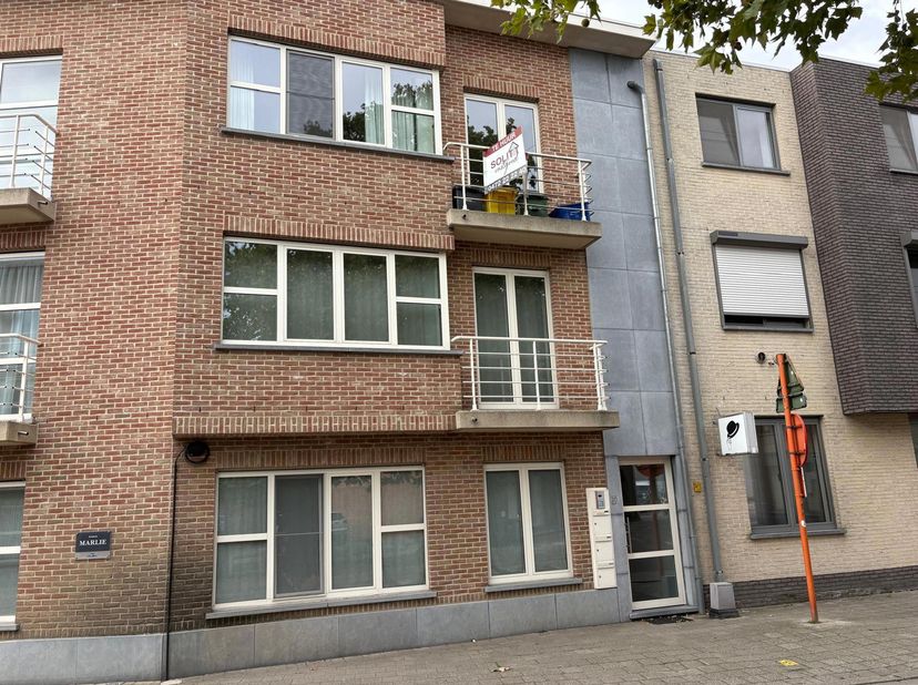 Goed gelegen appartement op de 2de verdieping nabij het centrum van Nijlen met 2 slaapkamers<br />
Indeling: inkomhal; 2 slaapkamers; badkamer met dou