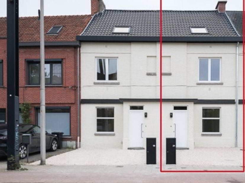 Totaal recent gerenoveerde woning te 9052 Zwijnaarde, vlakbij Gent. Alle modern comfort aanwezig , met stijl vernieuwbouwd én energiezuinig. EPC label