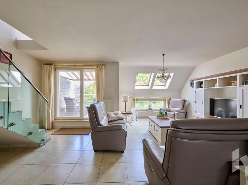 Zeer ruim duplex appartement (141 m²) met een lichtrijke woonkamer, 2 slaapkamers waarvan 1 met mezzanine en een ondergrondse parking in het centrum v