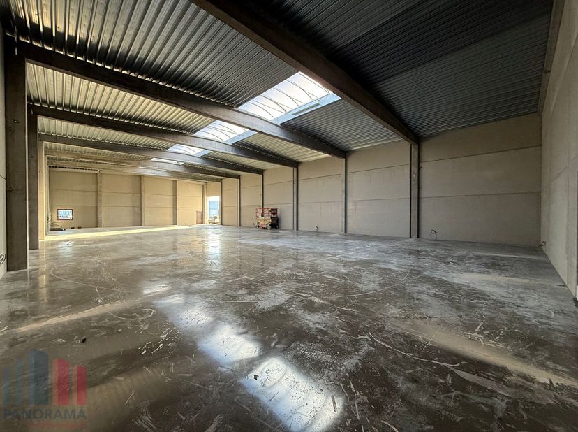 Op een strategische locatie in Evergem bevindt zich dit gloednieuwe bedrijfsgebouw met een totale oppervlakte van 567 m². De volledige opslagruimte va