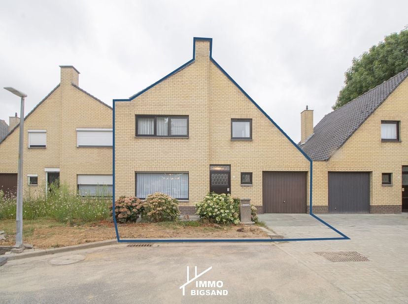 In de rustige&amp;nbsp;Wezelstraat te Menen vinden we deze gezellige en praktische woning met&amp;nbsp;3 slaapkamers, een ruime garage en een aangename tuin.<
