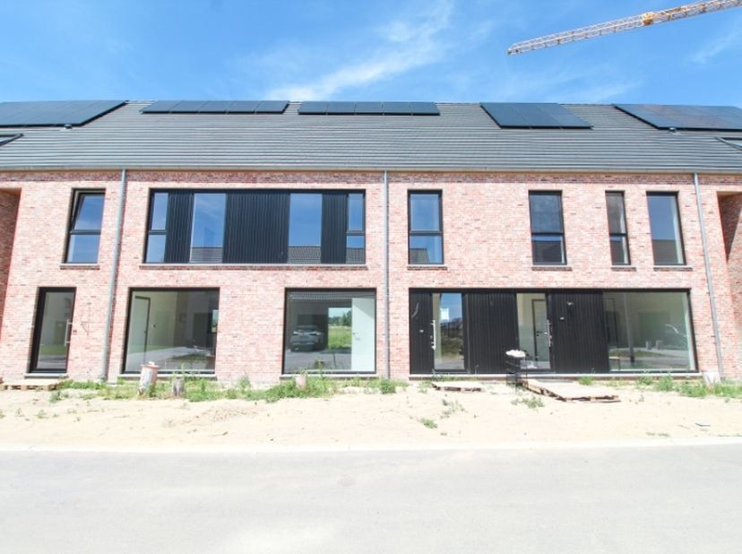 Energiezuinige nieuwbouwwoning te huur gelegen langs de Simonne Brugghestraat te Roeselare.<br />
Deze woning beschikt over alle nodige hedendaagse co