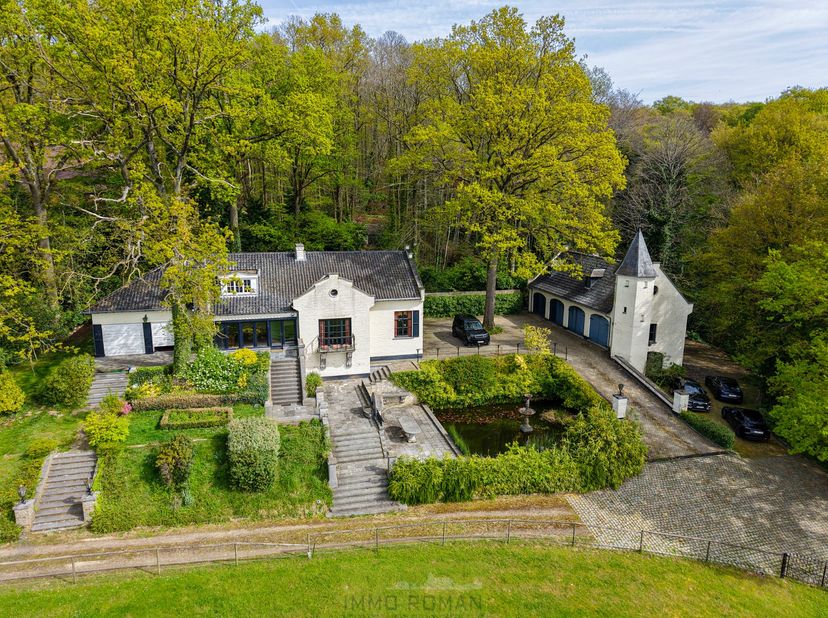 Verscholen in het glooiende landschap van de Vlaamse Ardennen, aan de rand van het Kluisbos, bevindt zich dit uitzonderlijke landgoed waar discretie,