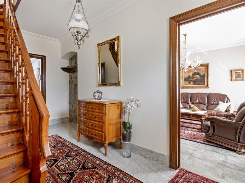 Charmante gezinswoning met 4 à 5 slaapkamers en magazijn<br />
Ontdek deze charmante gezinswoning met veel potentieel, gelegen aan de Lindenlaan 10 in