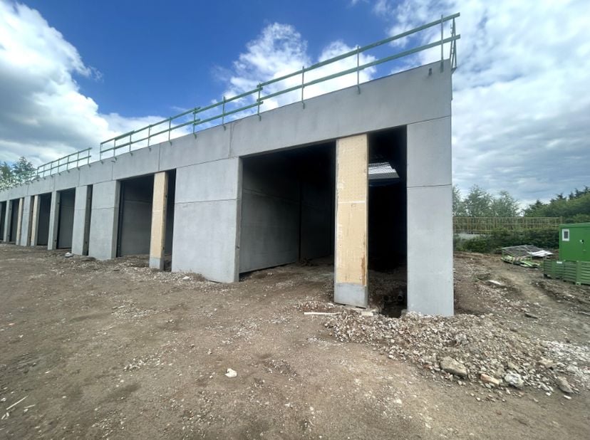 Deze kwalitatieve nieuwbouwunit (Unit 18) is gelegen in de Sarosstraat te Berlare en heeft een oppervlakte van 125,5 m².<br />
De unit is geschikt voo