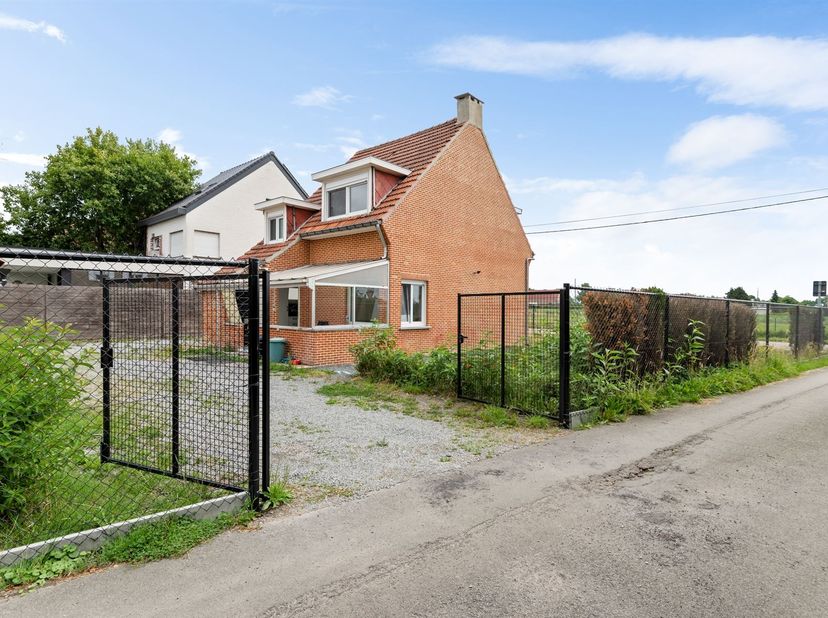 Ontdek deze unieke locatie aan de Berlaarbaan 243 in Sint-Katelijne-Waver: een plek waar rust en bereikbaarheid perfect samenkomen. Gelegen op slechts