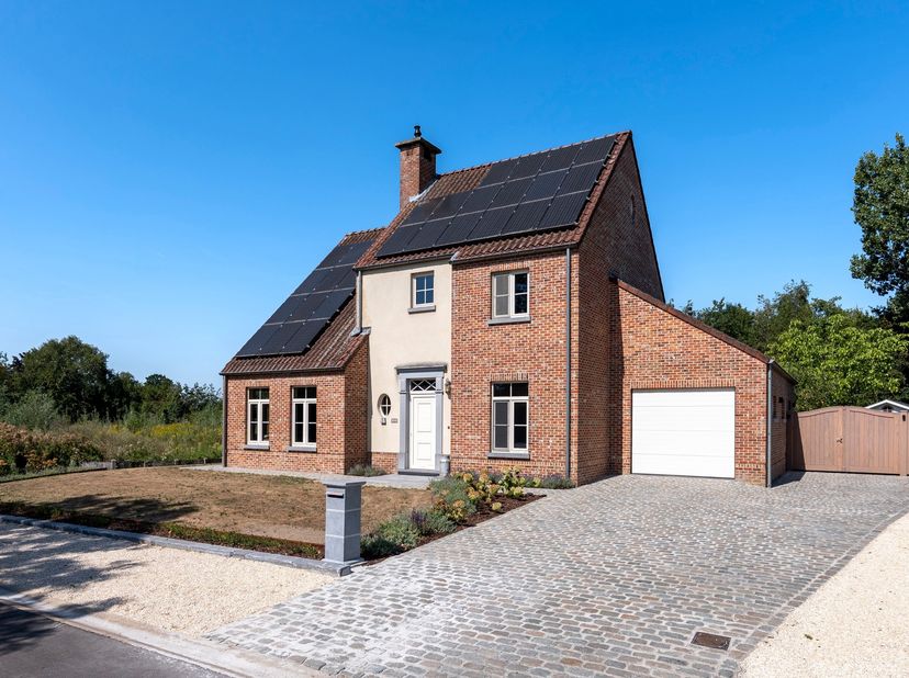 Uiterst rustig gelegen villa in tijdloze pastorijstijl met o.a. 3 à 4 slaapkamers, 2 badkamers, bureauruimte, grote zolderverdieping (opslag) en gezel