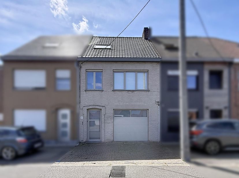 RUIME WONING MET GARAGE EN TUIN<br />
<br />
Dit ruime en kwalitatief afgewerkte woonhuis met inpandige garage is gelegen in het hart van de gemeente