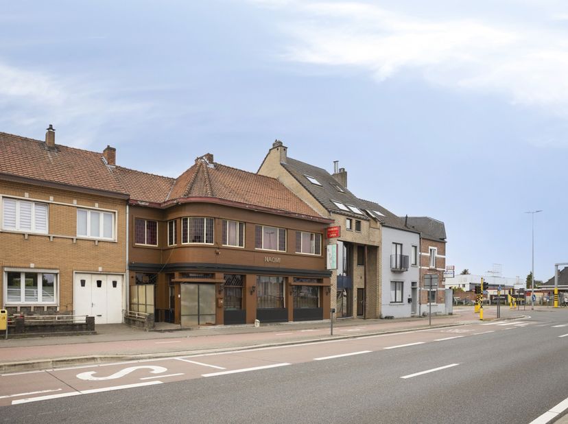 Vous souhaitez investir dans un immeuble commercial à Hasselt bénéficiant d'un emplacement stratégique et d'un revenu locatif immédiat ? Cette proprié