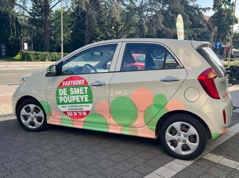 Op zoek naar een veilige en praktische parkeeroplossing in Assebroek? Wij verhuren 3 autostaanplaatsen, elk uitgerust met een afsluitbare parkeerbeuge