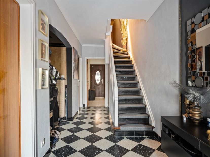 Journée portes ouvertes le samedi 14 mars de 14h à 15h<br />
Cette maison familiale est située sur Merksemsebaan à Wijnegem, à proximité des magasins,