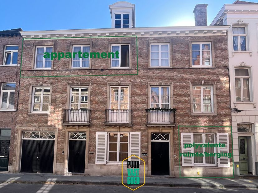 Dit maakt deel uit van een kleine residentie met gemeenschappelijke inkom-/traphal en lift (die gedeeld wordt met 2 andere woonentiteiten). Dit appart