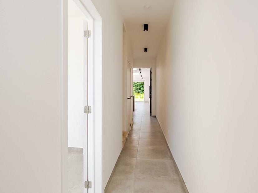 Instapklare, volledig gerenoveerde woning met EPC A op toplocatie aan de rand van Eeklo Bent u op zoek naar een energiezuinige, stijlvolle en volledig