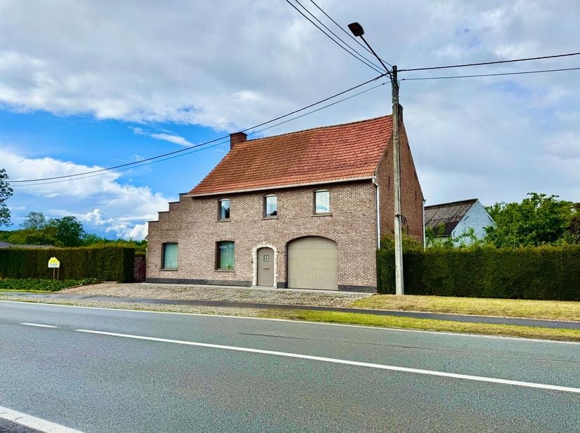 Bent u op zoek naar een woning die wonen combineert met uitzonderlijke opslagruimte (meer dan 200m2&amp;nbsp;opslagruimte!)? Dan is deze eigendom precies