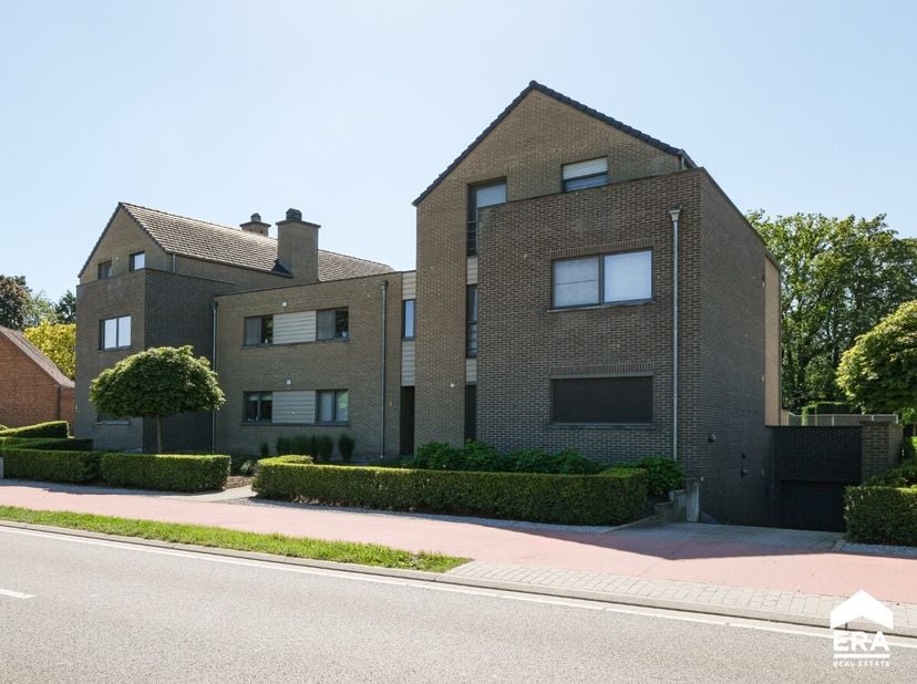 Energiezuinig appartement met ondergrondse garagebox en elektronische poort in Genenbos (Lummen). Het appartement is gelegen op een toplocatie nabij i
