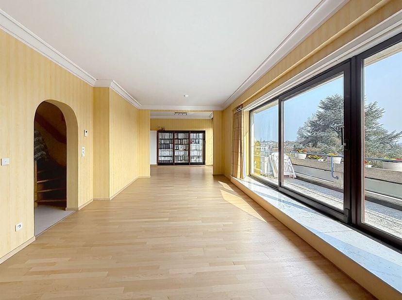 À proximité immédiate du Bois de la Cambre et de lavenue Franklin Roosevelt très beau duplex avec belle terrasse  de +/- 158 m² habitable  (PEB : 181
