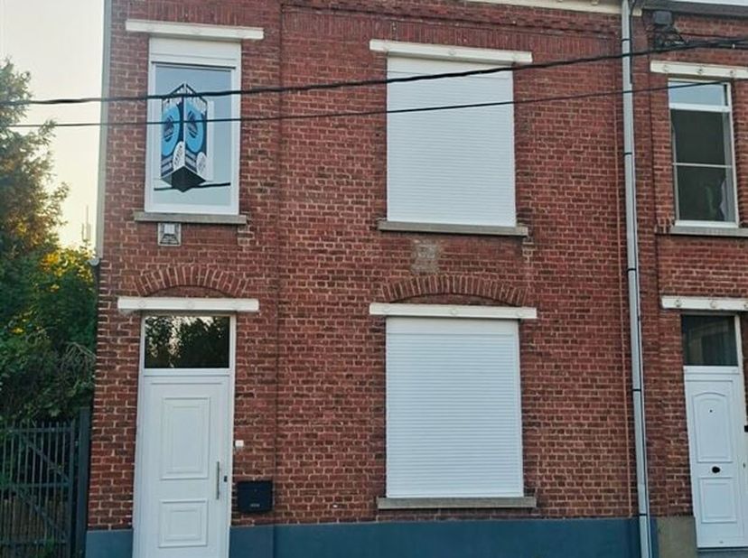 MAISON RÉNOVÉE AVEC 3 CHAMBRES ET JARDIN<br />
Prix indicatif : 325 000 euros<br />
Cette maison bénéficie d'un emplacement idéal à proximité des tran