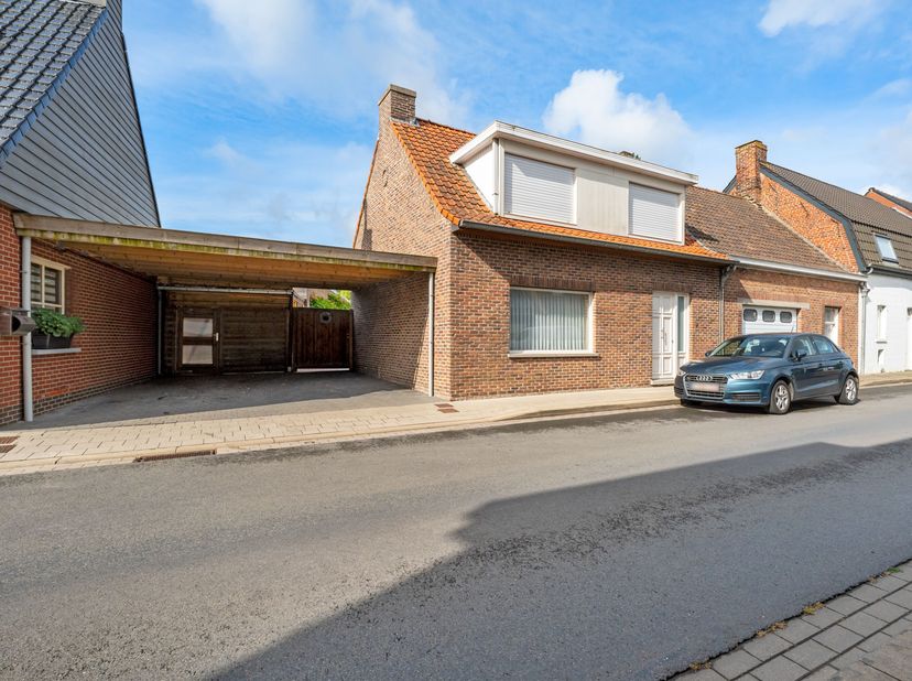 Goed onderhouden woning met diepe tuin zoekt nieuwe eigenaars!<br />
We betreden de woning via de ruime inkomhal. Vervolgens komen we in de leefruimte