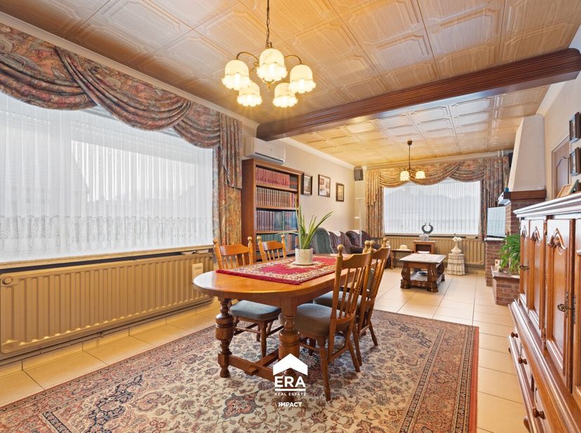 [[ DIT PAND NEEMT DEEL AAN DE ERA OPEN HUIZEN DAG OP 13/6 VAN 14:30 TOT 15:30 ]] Deze ruime gezinswoning ligt op een mooie landelijke locatie nabij he