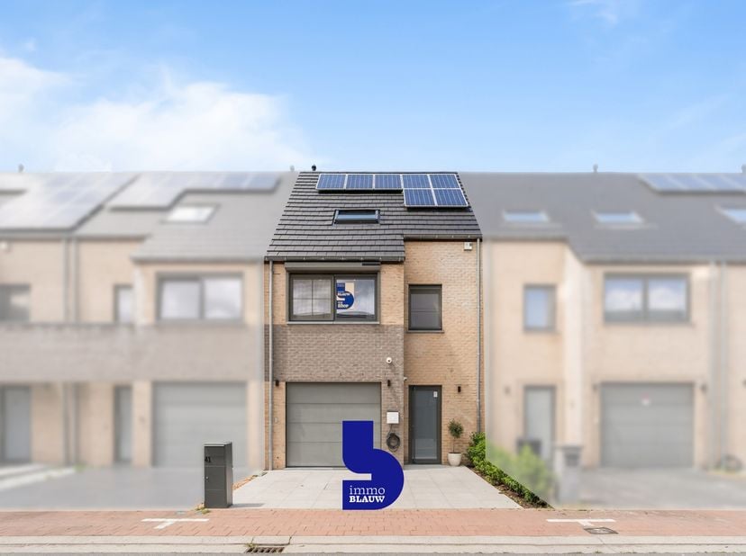 Welkom in deze uitzonderlijk ruime woning aan de Emile Roosestraat 41 in Oostende. Achter de verzorgde gevel schuilt een verrassend groot woonvolume w