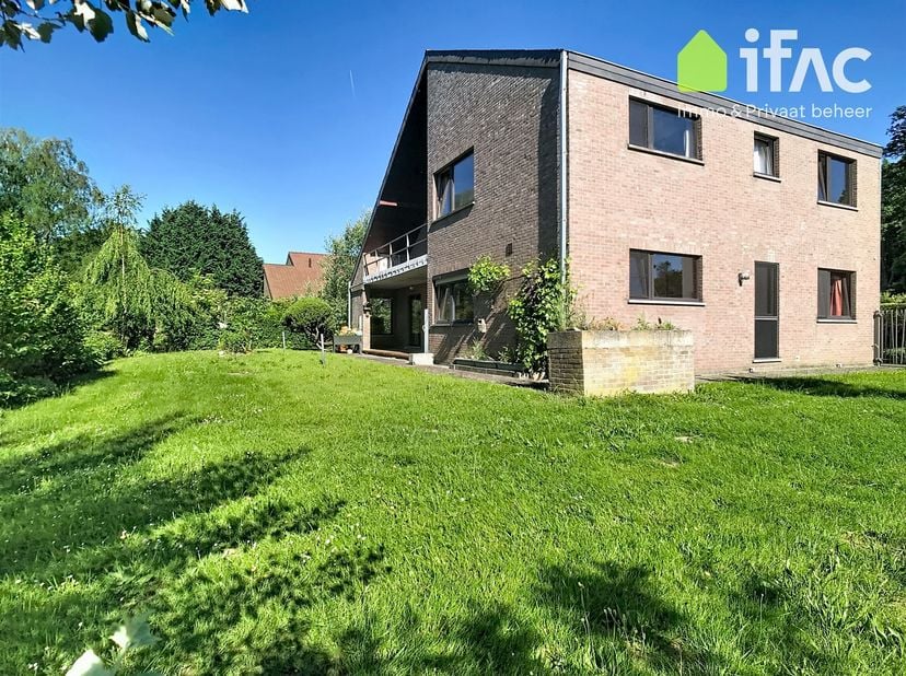 Zeer ruime, te renoveren vrijstaande woning op een perceel van 18a32ca met prachtige tuin, 4 slaapkamers, badkamer én douchekamer, ruime kelderverdiep
