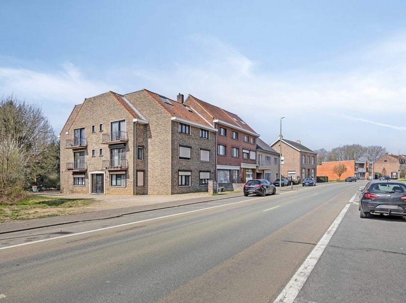 Prijs is voor het appartement + inpandige studio op de zolder (niet apart vergund, wel een busnummer)<br />
<br />
In een kleinschalige en rustige app