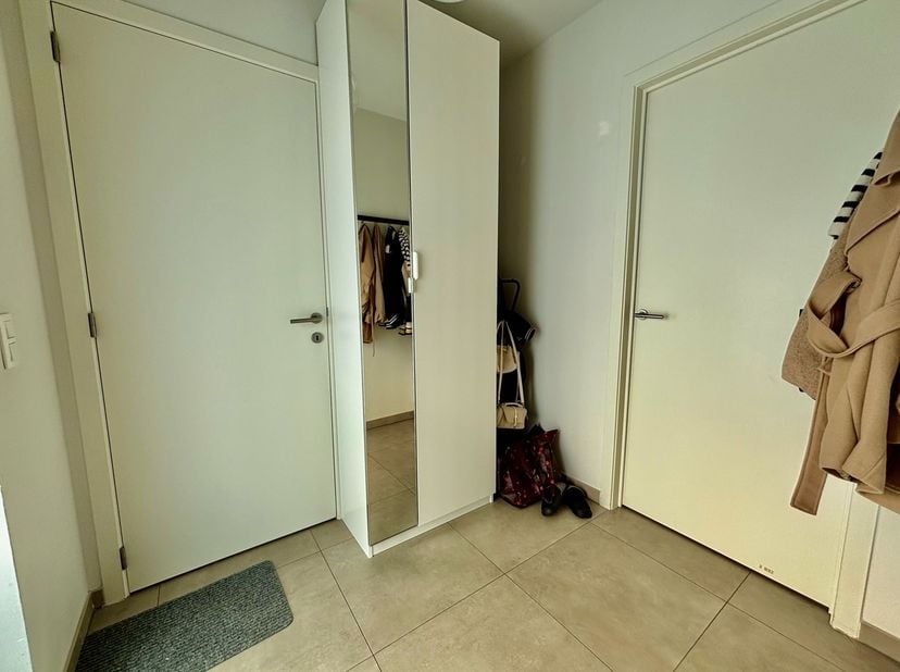 Deze verzorgde en rustig gelegen rijwoning in Ingelmunster combineert ruimte, comfort en een praktische indeling, waardoor ze de ideale thuis vormt vo