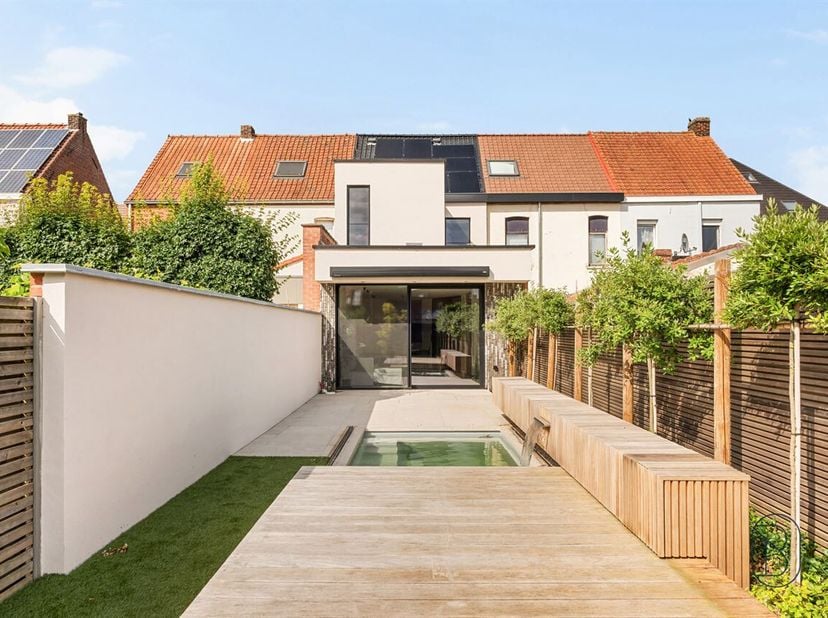 Maison neuve de qualité, idéalement située, avec une finition élégante au centre de Waregem ! (sous droits denregistrement)<br />
Agencement : hall de