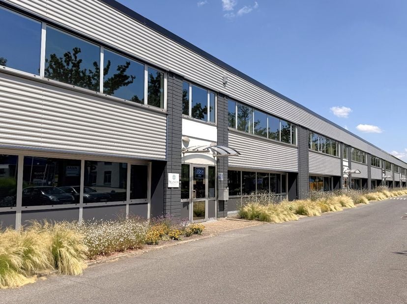 Découvrez ces bureaux entièrement rénovés à louer à Aartselaar Business Estate, un complexe d'entreprises semi-industriel situé sur la Kontichsesteenw